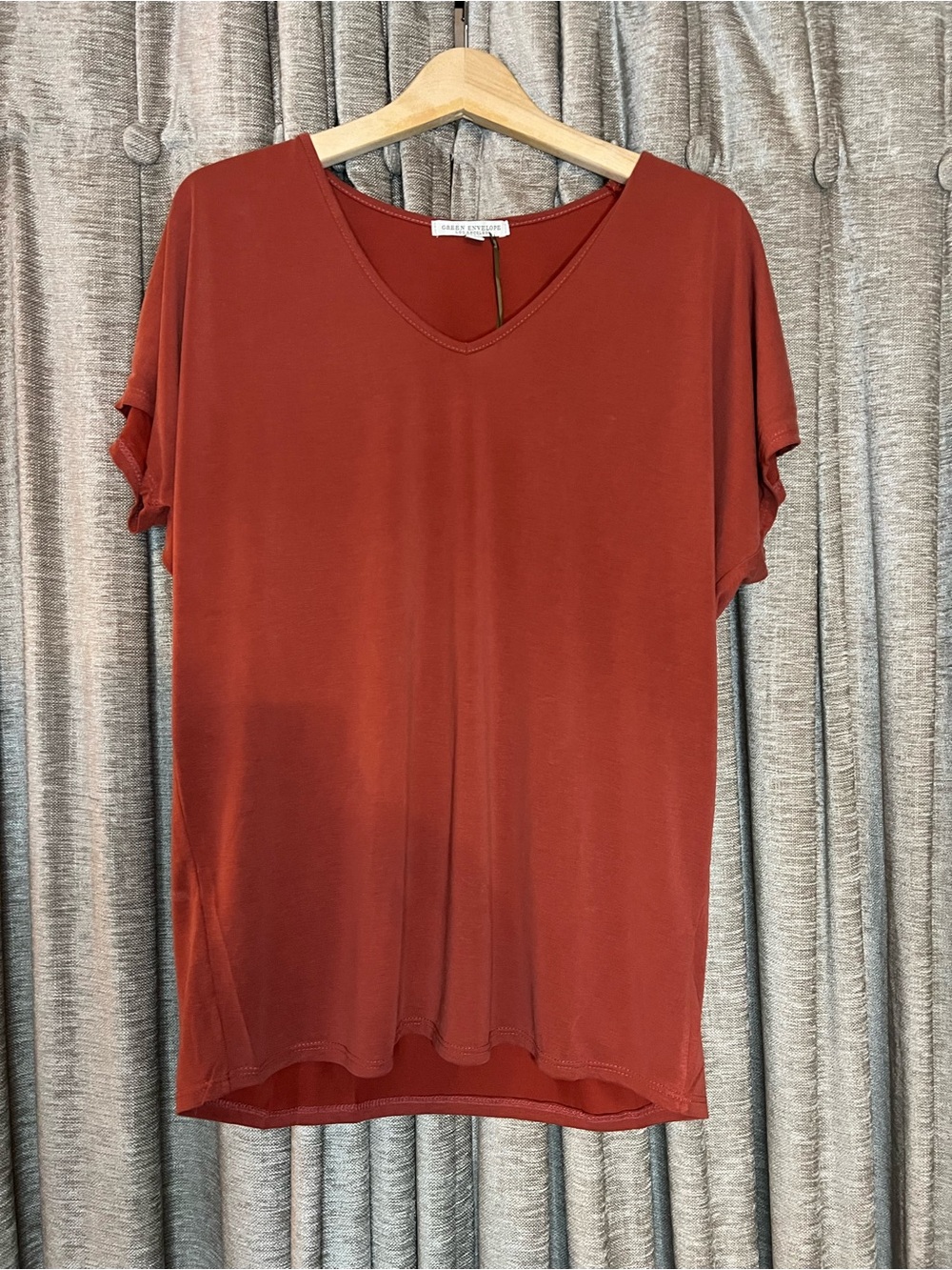 NWT Green Envelope V-Neck Rust Short Sleeve Top Size Medium